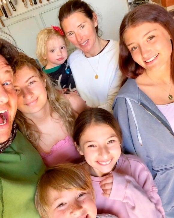 Jamie Oliver (jamieoliver / 17.04.2020): All of us in a photo for once, normally I cant keep track of everyone and some ones being moody but I managed to grab a whole team Oliver pic... sending love to you all xxxx,Image: 515665444, License: Rights-managed, Restrictions: , Model Release: no, Credit line: face to face / Face to Face / Profimedia